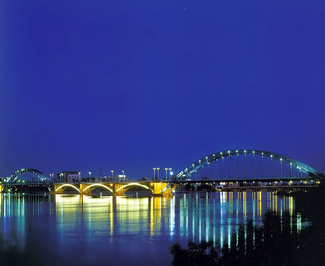 <p>Localizada no sudoeste, Ahvaz possui 1,3 milhão de habitantes em 220 quilômetros quadrados. Conhecida como “cidade das pontes”, é cortada pelo rio Karun e tem papel vital na indústria petrolífera. Apesar das condições climáticas adversas, mantém uma atmosfera acolhedora e vibrante.</p>
