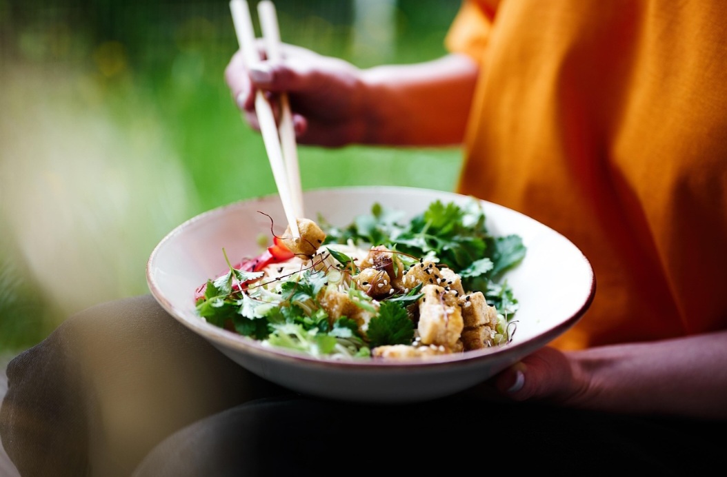 Criado na China há mais de 2 mil anos, o tofu espalhou-se pelo Japão e outros países asiáticos, tornando-se parte essencial da dieta local. Com a globalização, passou a ser consumido em diferentes culturas, sempre associado à saúde e à simplicidade. Dessa forma, sua história reflete tanto raízes antigas quanto adaptação moderna.