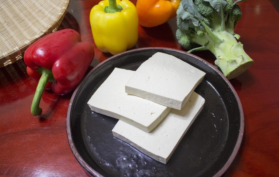 Rico em proteínas vegetais e baixo em calorias, o tofu é aliado de dietas equilibradas. Também fornece minerais como cálcio e ferro, além de ser naturalmente sem colesterol. Portanto, é considerado um alimento funcional.