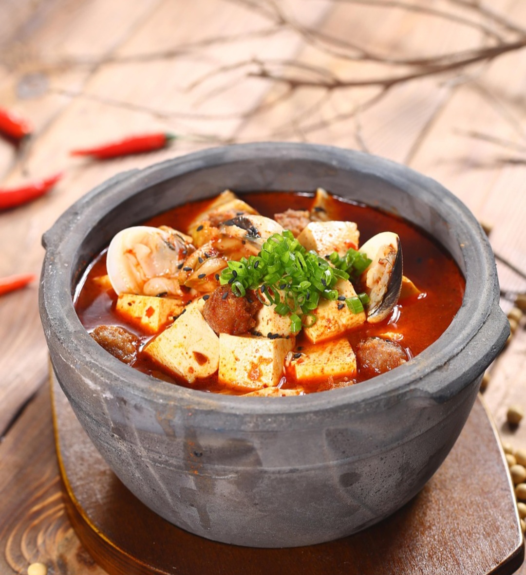 O tofu é feito a partir da coagulação do leite de soja, resultando em blocos que podem ser firmes, macios ou sedosos. Cada tipo se adapta a diferentes receitas, desde sopas delicadas a pratos grelhados. 