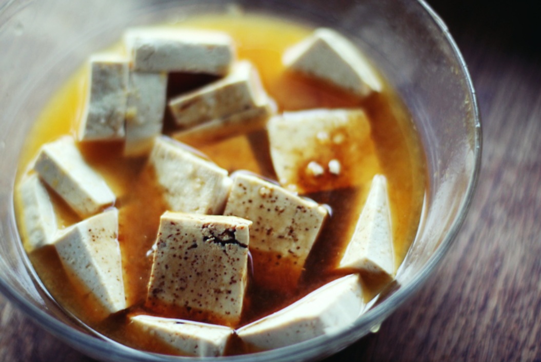 Hoje, o tofu aparece em restaurantes veganos, menus gourmet e até em fast-foods. Sua neutralidade de sabor permite absorver temperos e marinadas, tornando-o versátil em pratos doces e salgados. Assim, ele se consolida como ingrediente universal e adaptável.