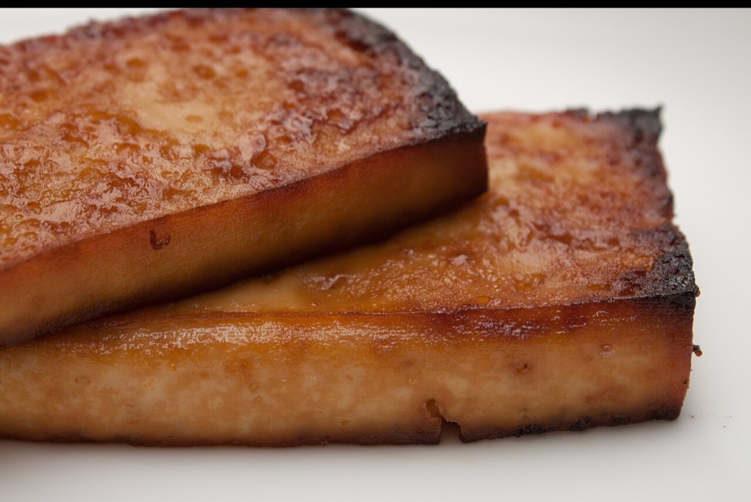 Embora represente menos de 1% da safra nacional, a produção é altamente valorizada para alimentos como tofu e shoyu. Assim, parcerias entre a Embrapa e países asiáticos reforçam o potencial brasileiro como fornecedor estratégico de matéria-prima diferenciada. 