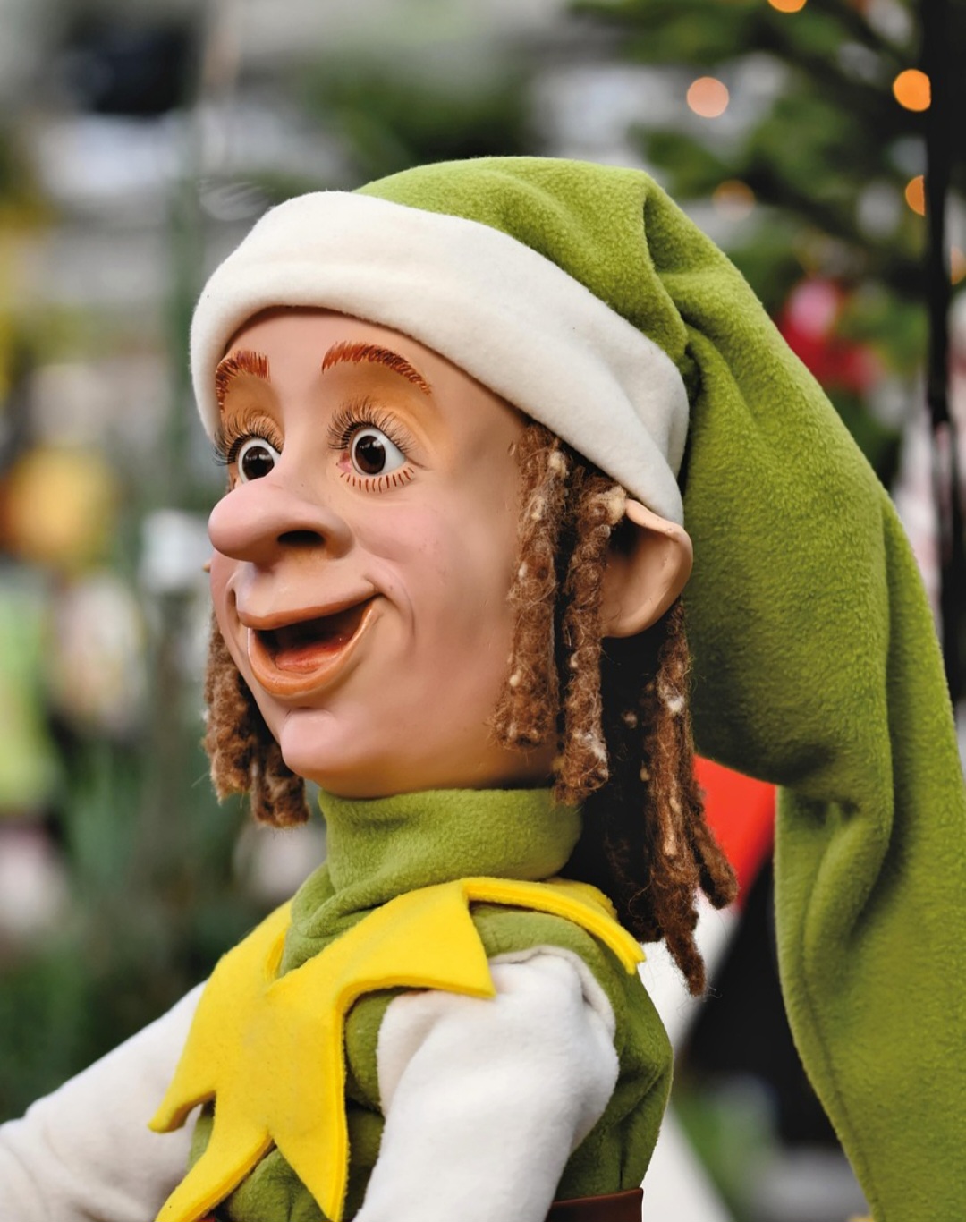 Os duendes, por sua vez, têm origem celta e aparecem fortemente no folclore irlandês e britânico, associados ao mundo das fadas. São criaturas travessas e brincalhonas. Os duendes interagem diretamente com humanos, muitas vezes pregando peças e provocando confusão no cotidiano.