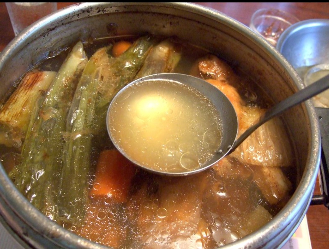 O caldo de ossos, também conhecido como bone broth, ganhou espaço como um verdadeiro superalimento. Preparado a partir da cocção lenta de ossos, concentra nutrientes valiosos como colágeno, minerais e aminoácidos. Assim, tornou-se aliado de quem busca uma alimentação mais saudável e equilibrada. Vamos explorar seus benefícios e entender por que esse caldo pode ser tão especial para a saúde.

 -  (crédito: Kui-Doraku wikimedia commons )