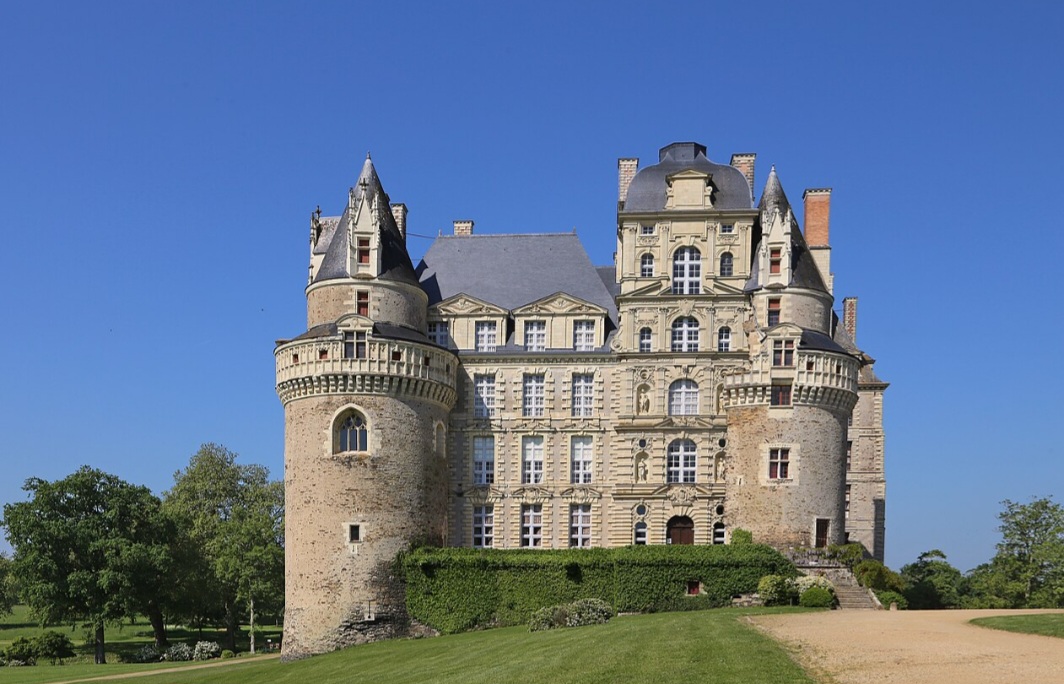 Castelo de Brissac – Localizado no Vale do Loire, na França, o castelo é associado à lenda da Dama Verde. Ela seria Charlotte de Brézé, esposa de Jacques de Brézé, morta pelo marido depois que ele descobriu sua infidelidade. Segundo os relatos, sua figura de vestido verde aparece nos aposentos e seus gemidos podem ser ouvidos durante a madrugada.