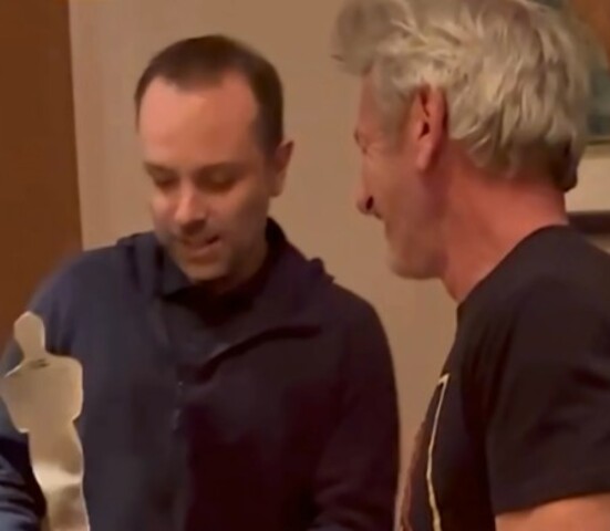 <p>Como forma de agradecimento por seu apoio à Ucrânia, a estatal ferroviária do país entregou ao ator uma estatueta simbólica inspirada no Oscar, feita com metal retirado de um vagão de trem danificado por ataques russos.</p>
