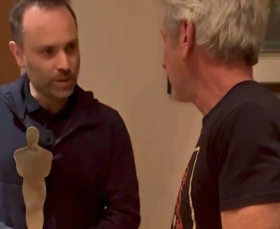 Na Ucrânia, Sean Penn ganha Oscar simbólico feito com metal de trem destruído na guerra