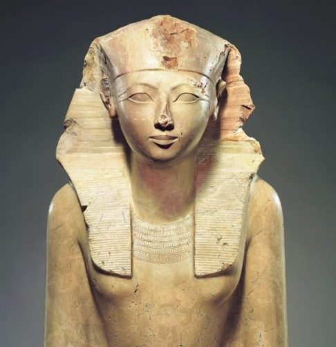 Apesar de seu reinado bem-sucedido, após sua morte, Hatshepsut teve sua memória parcialmente apagada. Muitas de suas imagens e inscrições foram destruídas ou substituídas, provavelmente por ordem de Tutemés III, que governou depois dela.