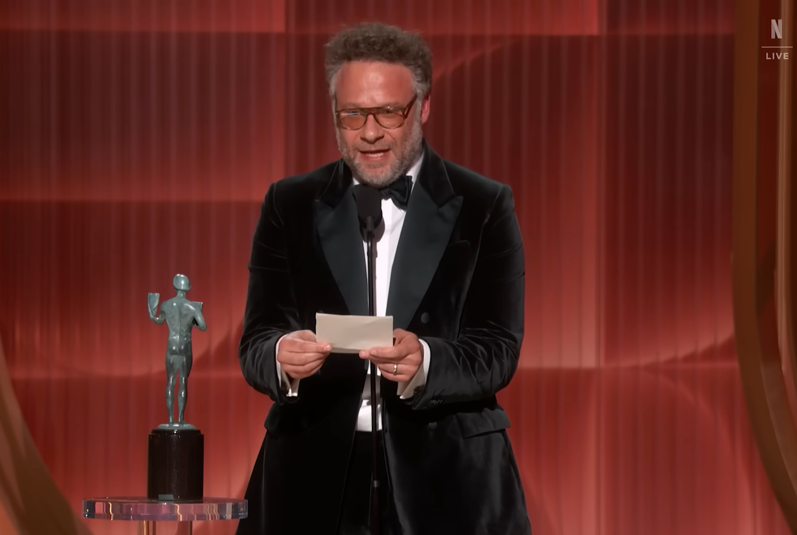 <p>Em seu discurso, ele destacou o talento excepcional da atriz e sua postura generosa no ambiente de trabalho, além de ressaltar que, mesmo consciente de sua própria capacidade, ela mantinha uma atitude humilde e colaborativa. Também afirmou que O’Hara teria se sentido honrada de receber o prêmio de seus colegas artistas, por quem tinha grande respeito.</p>
