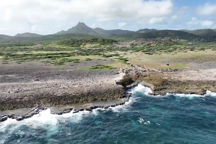 Além da beleza litorânea, o Parque Nacional Shete Boka oferece um espetáculo de ondas batendo em rochas vulcânicas, enquanto a gastronomia local encanta com pratos como o keshi yena.