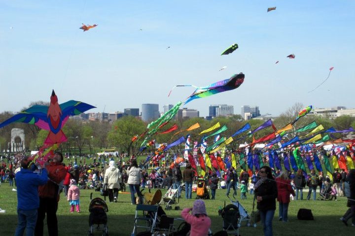 <p>Em outros países há modelos acrobáticos, como as pipas esportivas de duas ou quatro linhas, que permitem manobras e competições. No sul da Ásia, festivais de pipas reúnem milhares de participantes.</p>
