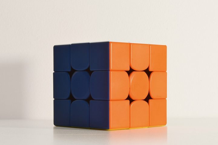 <p>Para os competidores profissionais, existem os “speedcubes”, que possuem sistemas de imÃ£s internos e lubrificantes especiais para permitir giros ultrarrÃ¡pidos sem travar.</p>
