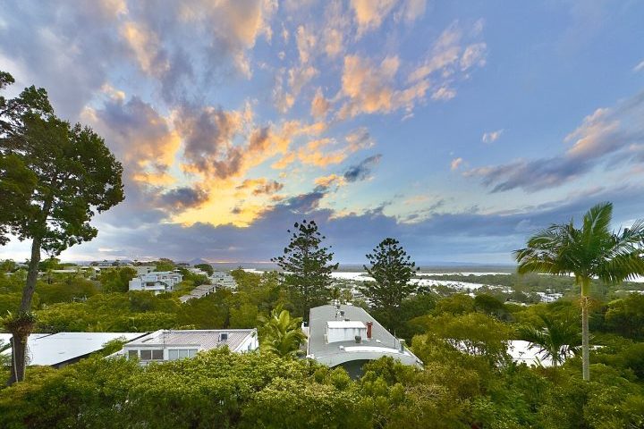 9º) Noosa Heads, Austrália: Destino litorâneo famoso por praias, trilhas e áreas naturais preservadas. Restaurantes à beira-mar, resorts e uma comunidade voltada ao estilo de vida ao ar livre contribuem para a boa recepção aos visitantes.