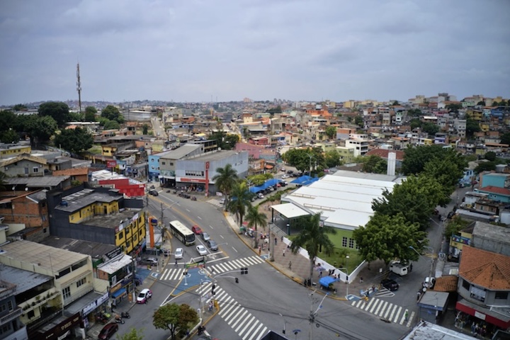 Esse crescimento acelerado e sem planejamento prévio resultou em sérios desafios estruturais como escassez de terrenos, sobrecarga de serviços de saúde, educação e saneamento, e mobilidade prejudicada pelas ruas estreitas e trânsito intenso. 