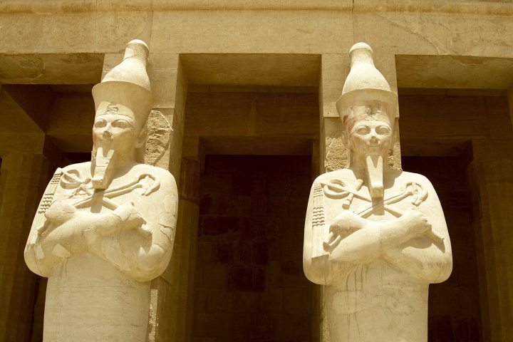 <p>Hatshepsut frequentemente era retratada em estátuas e relevos com atributos masculinos, como a barba postiça e vestes tradicionais dos faraós.</p>

