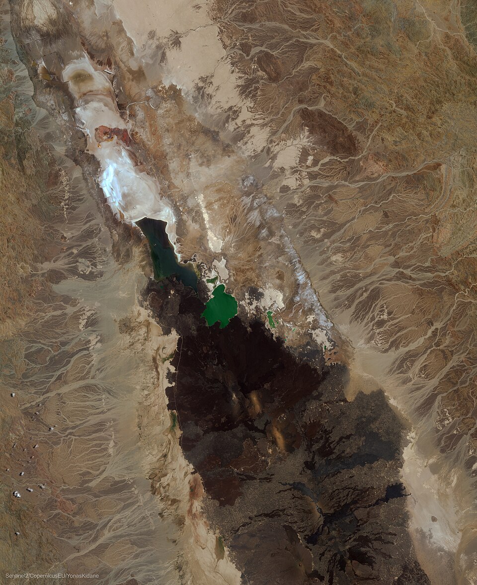 Danakil está no ponto de união de três falhas tectônicas que formam o Vale do Rift. A crosta terrestre se abre lentamente, criando fissuras e mares como o Vermelho e o golfo de Áden. Essa dinâmica geológica molda o deserto salgado e explica sua intensa atividade vulcânica e hidrotermal.