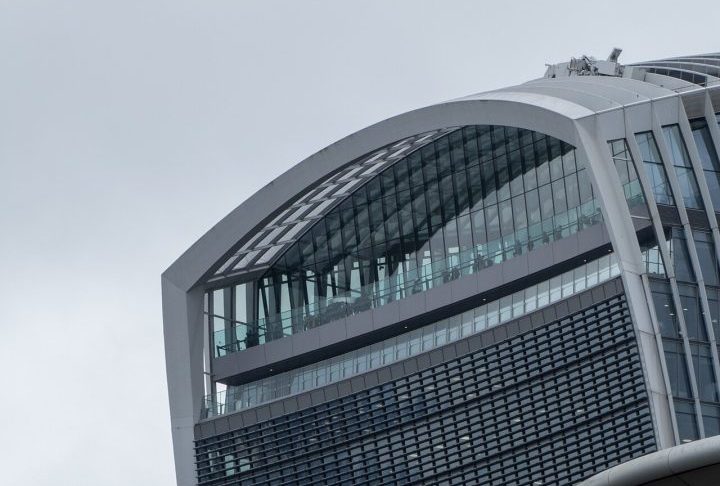 <p>Primeiro, foram instaladas estruturas de sombreamento (brises) para dispersar a radiação e eliminar o foco de calor.</p>
