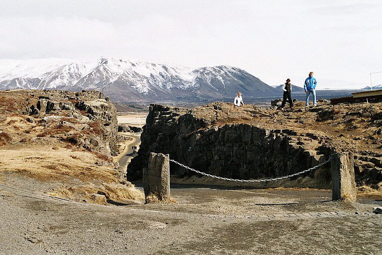 Thingvellir, reconhecido como Patrimônio Mundial da UNESCO, é hoje um dos símbolos marcantes da Islândia, onde a força da geologia se encontra com a memória política e cultural de um povo.