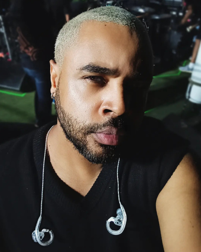 <p>Como dublador, participou de produções como o live-action “One Piece”, “Nossa Luz Interior: Michelle Obama e Oprah Winfrey” e das séries “Gretel e o Hamster” e “Molly McGee e o Fantasma”. Também dublou uma música do longa de animação da Disney “Mundo Estranho” e da versão remasterizada de “No Meu Coração Você Vai Sempre Estar”, do clássico “Tarzan”.</p>
