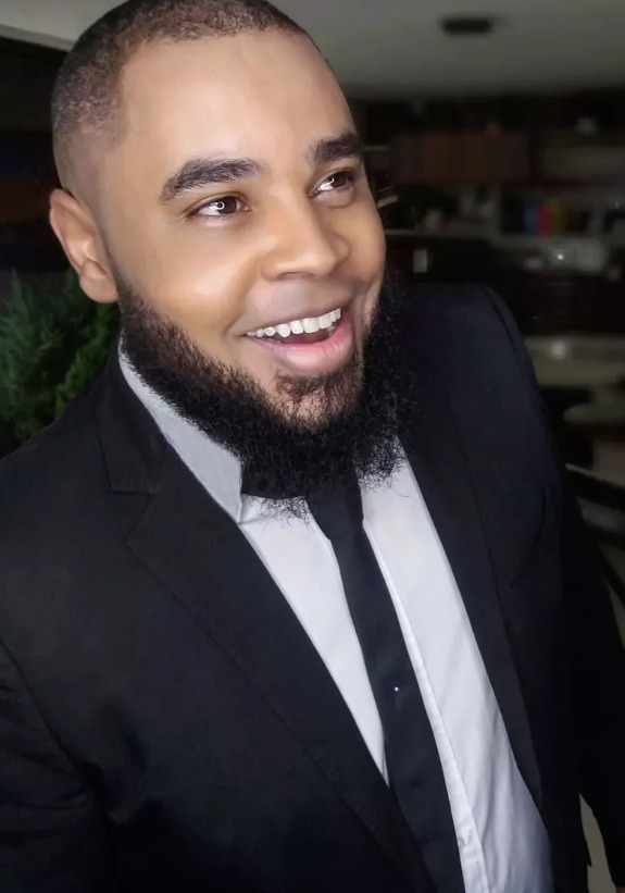 <p>Ao longo da carreira, também atuou como backing vocal de artistas como Jammil e Uma Noites, Babado Novo, Timbalada e Harmonia do Samba, além de participar de programas como “Domingão do Faustão”, “Programa do Jô” e “Encontro com Fátima Bernardes”. Também esteve presente em festivais e eventos por todo o país, incluindo o Carnaval de Salvador, onde se apresentou por nove anos.</p>
