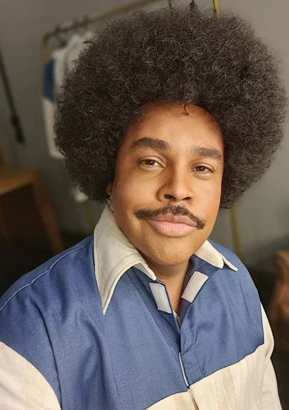 <p>Entre humor, dança e emoção, o espetáculo se encerra com a balada “Você”, que simboliza a saudade deixada pelo cantor, e com “Do Leme ao Pontal”, que reforça o tom celebratório. O público deixa o teatro envolvido pelo legado de Tim Maia e pela performance de Thór Junior.</p>
