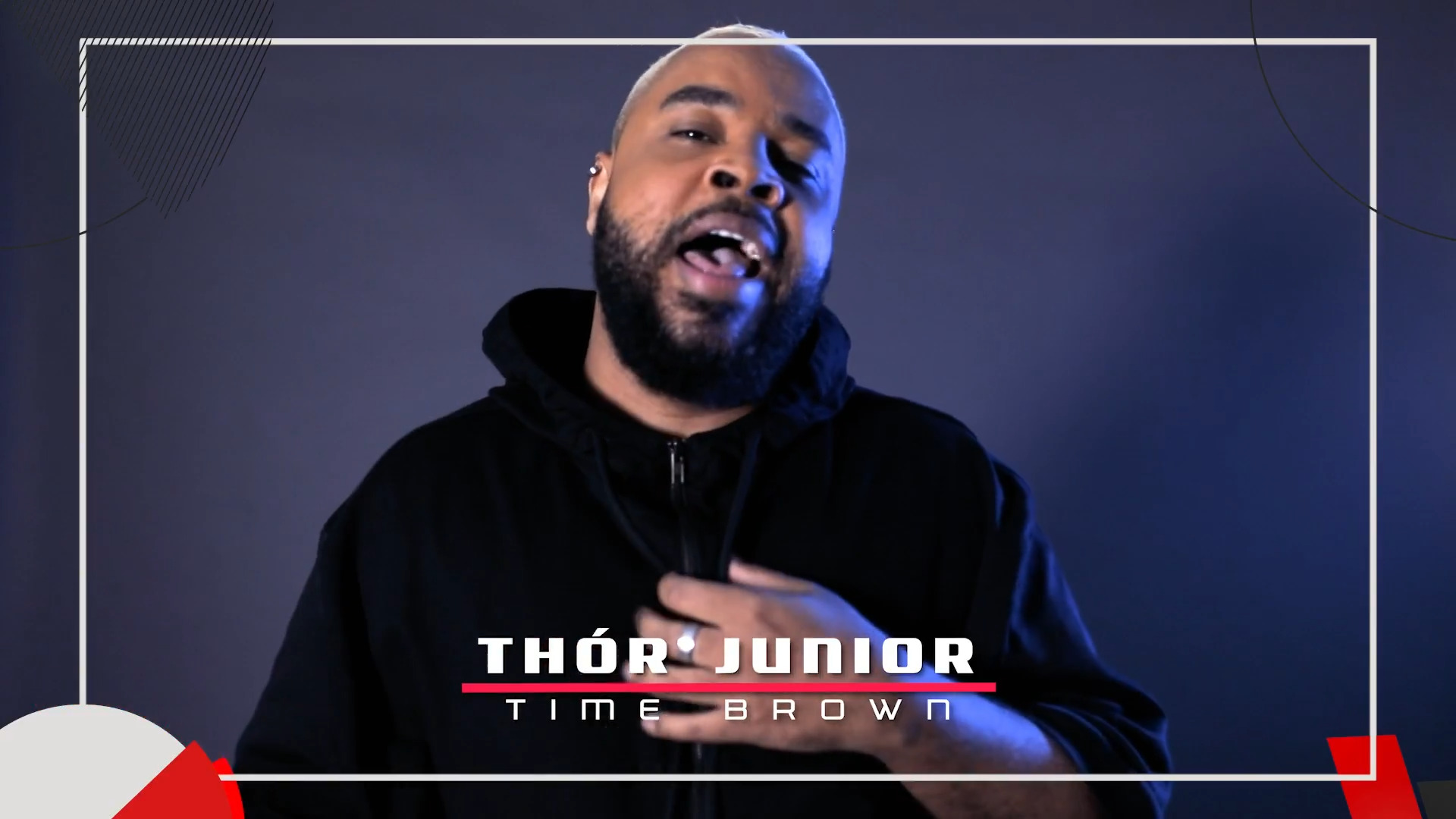 <p>Natural de Salvador, na Bahia, Thór Junior é cantor, ator e dublador. Formado em Artes Cênicas pela UFBA, foi semifinalista do “Canta Comigo”, da Record, em 2019, e do “The Voice Brasil”, da TV Globo, em 2021. No reality musical, integrou o time de Carlinhos Brown após tentar ingressar no programa por oito anos.</p>
