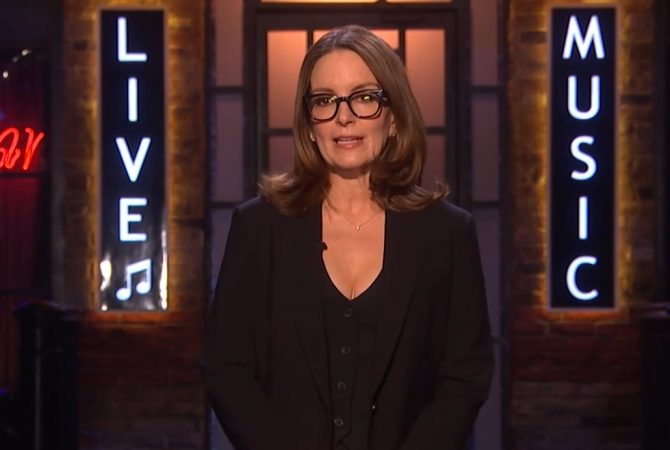 Tina Fey apresenta o primeiro programa da versão britânica de “Saturday Night Live”