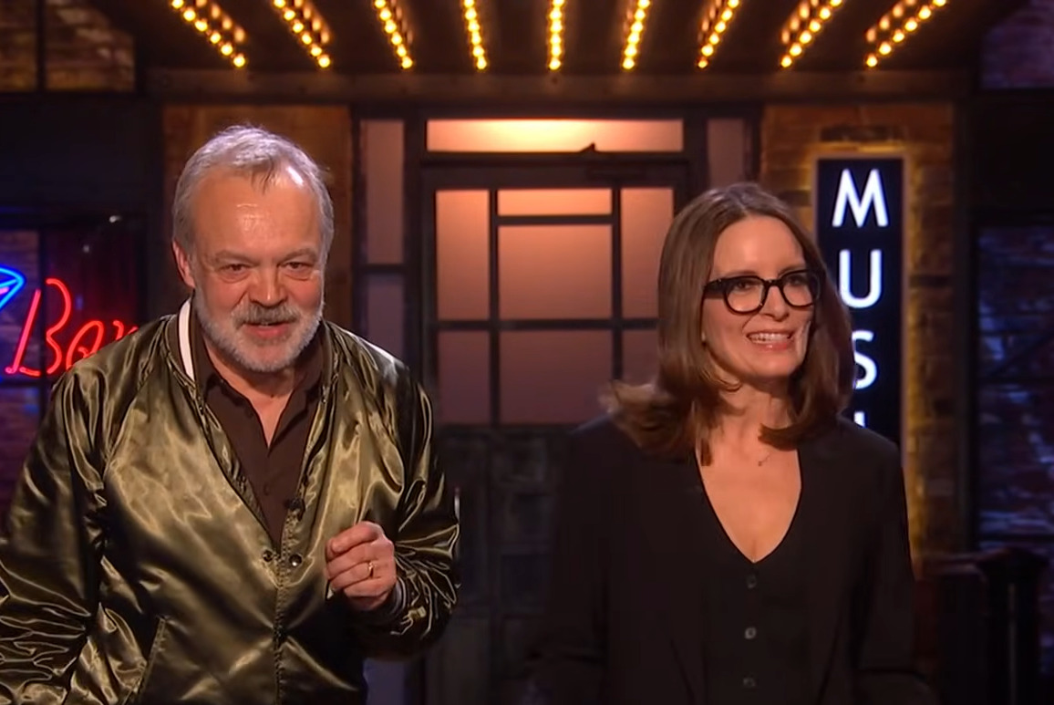 Nicola questionou a escolha de uma apresentadora americana para a estreia, e Tina respondeu com humor que ninguém quis assumir o episódio. Em seguida, Tina questionou a presença de Michael Cera, por ele também não ser britânico, e ele fez piada sobre sua origem canadense. Por fim, Graham Norton subiu ao palco, entrevistou Tina e testou seus conhecimentos sobre a televisão britânica.
