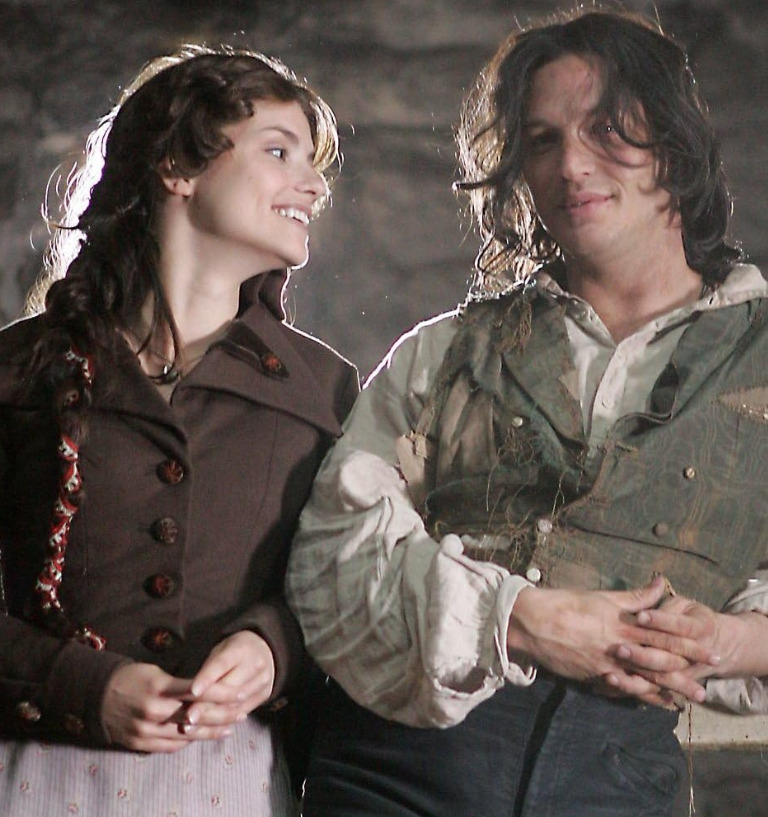 <p>O livro gerou controvérsia por retratar crueldade mental e física, incluindo diferentes formas de violência, além de desafiar valores da moral vitoriana, da religião e do sistema de classes. Entretanto, a história inspirou diversas adaptações para o cinema e a televisão ao longo das décadas. Entre as mais conhecidas estão o filme de 1939, a versão de 1992, a minissérie de 2009 e a adaptação de 2011.</p>
