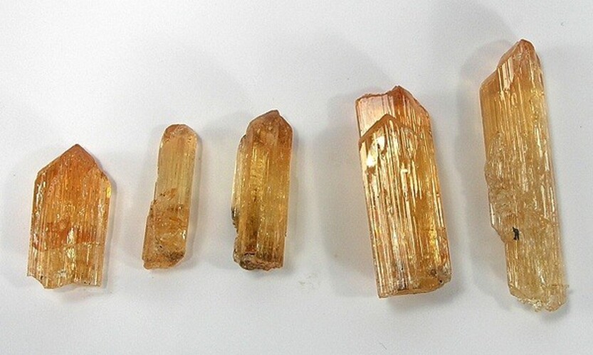 <p>A lapidação do topázio é crucial para realçar sua cor e brilho. Cortes como oval, esmeralda e brilhante são comuns, cada um destacando aspectos diferentes da gema. O processo exige precisão, já que a pedra pode se fraturar se mal trabalhada. Dessa forma, a lapidação transforma o mineral bruto em joia deslumbrante.</p>
