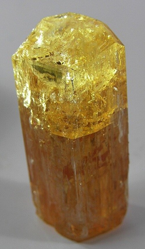 <p>Na Antiguidade, o topázio era associado ao sol e à energia vital, sendo considerado um amuleto de proteção. Civilizações como os egípcios acreditavam que a pedra trazia força e afastava perigos. Com o tempo, seu simbolismo se expandiu para prosperidade e sabedoria. Portanto, além da beleza física, o topázio carrega um legado cultural profundo.</p>
