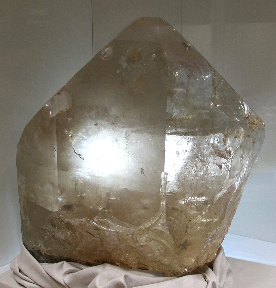 <p>O topázio é mineral silicato de alumínio e flúor, pertencente ao grupo dos nesossilicatos. Sua estrutura cristalina confere durabilidade e brilho, características que o tornam altamente valorizado. Sua dureza na escala de Mohs é de 8, o que atesta resistência ao desgaste. Assim, se destaca como gema ideal para joias de uso cotidiano, sem perder encanto da sofisticação.</p>
