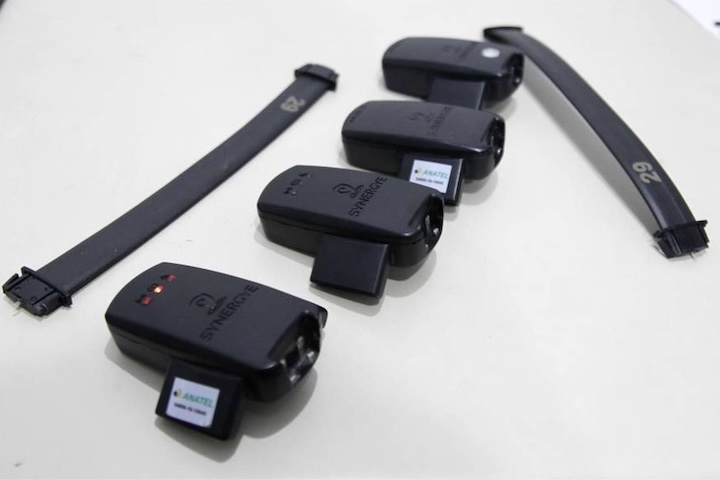 <p>Além disso, conta com um modem de telefonia celular, equipado com um chip de dados, que transmite essas coordenadas geográficas para uma central de monitoramento operada por órgãos de segurança ou administração penitenciária.</p>
