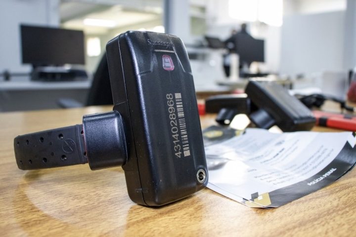 <p>Em muitos casos, o dispositivo é programado com regras específicas, como horários em que o indivíduo deve permanecer em casa ou locais que ele não pode frequentar.</p>
