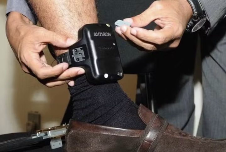 <p>Ele obteve o direito à prisão domiciliar em razão de seu estado de saúde frágil. Essa decisão, no entanto, veio acompanhada da exigência de monitoramento eletrônico.</p>
