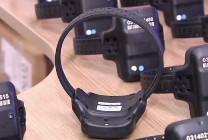 <p>Internamente, a tornozeleira possui um módulo Global Positioning System (GPS) que se comunica com satélites para determinar a localização exata do usuário em tempo real.</p>
