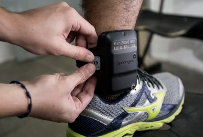 Tornozeleira eletrônica - Tiago Stille/Gov. Ceará
