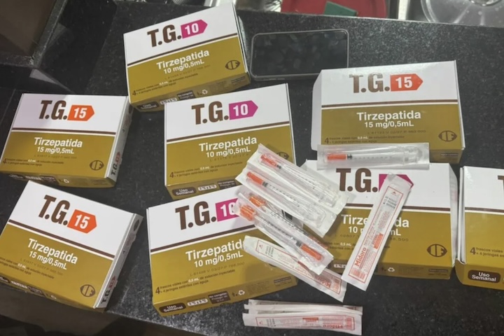 <p>Em janeiro de 2026, a Anvisa proibiu e determinou a apreensão de lotes das marcas Synedica e TG, que comercializavam tirzepatida e retatrutida sem registro sanitário.</p>
