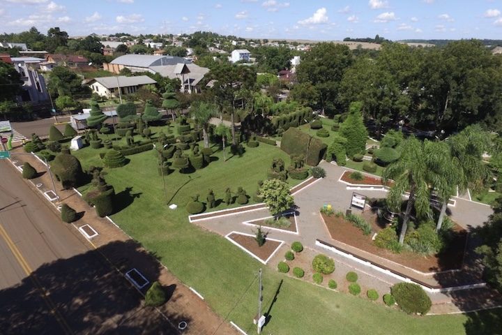 Com o passar dos anos, o trabalho artesanal se expandiu e transformou a Praça Tancredo Neves em um verdadeiro museu a céu aberto, reunindo mais de 200 esculturas que garantiram ao município o título de 