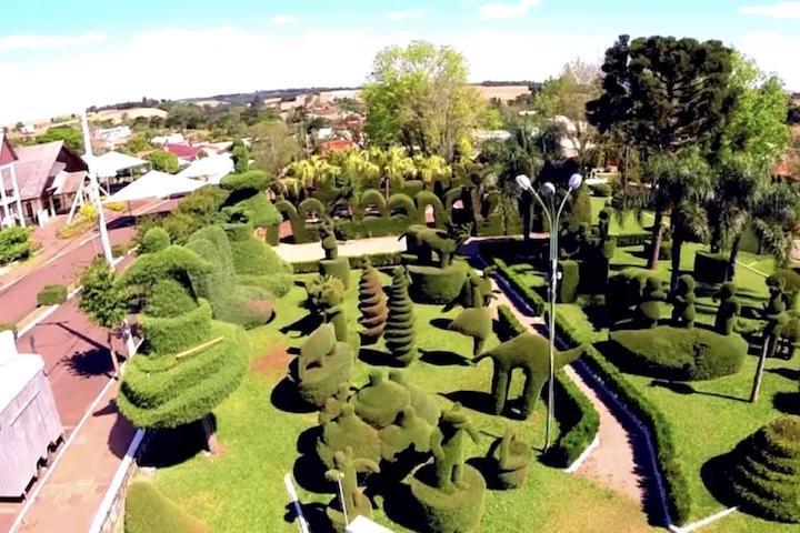 Com cerca de 2,7 mil habitantes e localizada a cerca de 264 km de Porto Alegre, Victor Graeff virou exemplo de como o trabalho persistente de uma única pessoa pode transformar a identidade de uma cidade inteira.