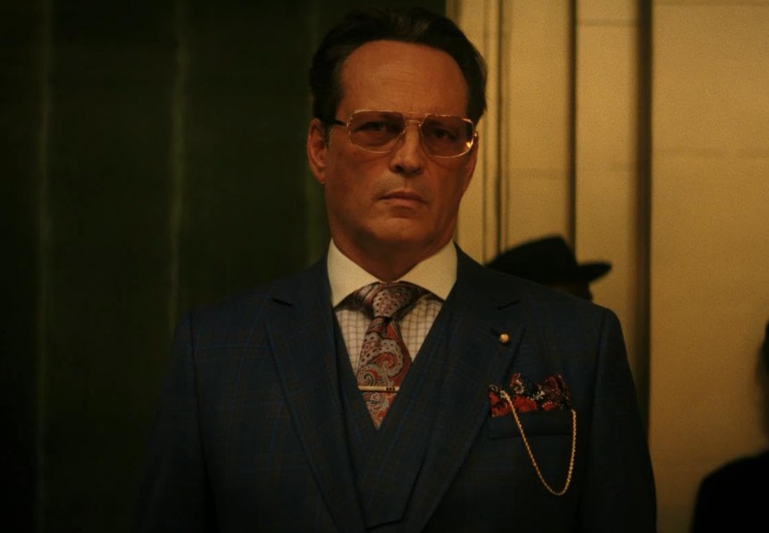 Dirigido e roteirizado por BenDavid Grabinski, o longa é ambientado no submundo do crime organizado e acompanha a história de dois gângsteres e uma mulher enquanto tentam sobreviver à noite mais complicada de suas vidas. No meio de tudo, ainda precisam lidar com a presença de uma máquina do tempo.
