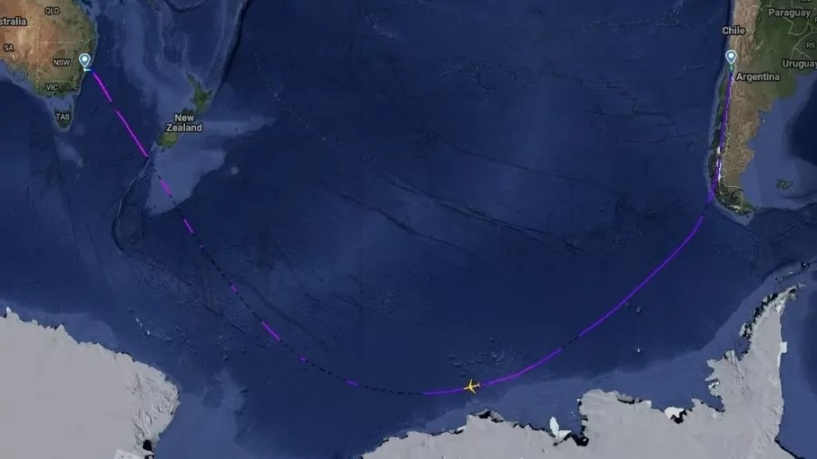 Outro fator interessante é a trajetória do voo, que utiliza a curvatura da Terra a seu favor para diminuir a distância entre os lugares. Assim, o voo decola de Santiago em direção ao sul do planeta, passa próximo à Antártida e navega a maior parte do tempo sobre o Oceano Pacífico.
