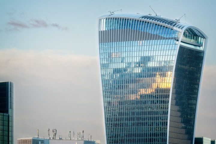 Edifício 20 Fenchurch Street, em Londres, danificou carros na rua | Flickr - Garry Knight