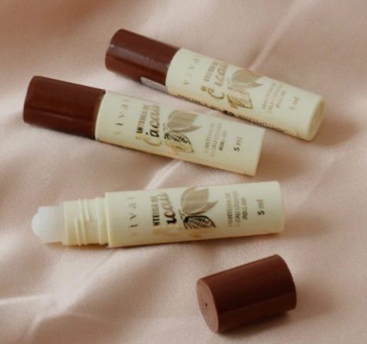 <p>Além disso, nem todo produto rotulado como “manteiga de cacau” contém grandes quantidades do ingrediente puro. Muitos protetores utilizam versões refinadas ou combinadas com outras ceras e óleos, o que pode alterar tanto a eficácia quanto a sensação na pele.</p>
