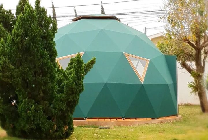 As vantagens desse tipo de construção vão muito além da estética diferenciada. O custo chega a ser 30% inferior ao da alvenaria comum, com projetos que variam de R$ 45 mil a mais de R$ 100 mil, dependendo do refinamento e tamanho.