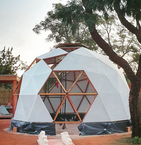 Além da agilidade, a sustentabilidade se destaca pela eficiência térmica, já que o formato arredondado favorece a circulação contínua do ar, que escapa naturalmente por uma abertura no topo.