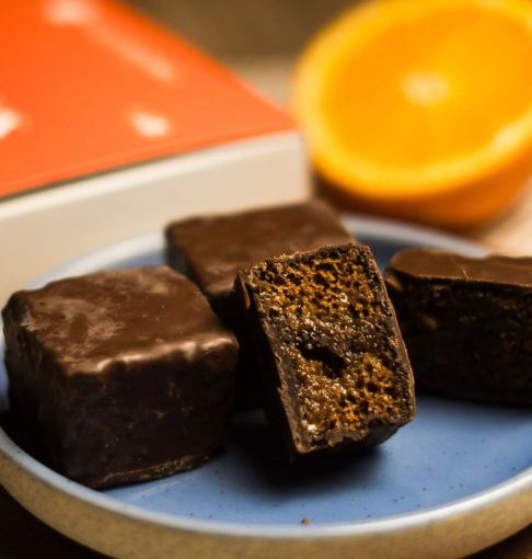 O pão de mel é um doce tradicional preparado com farinha, mel, açúcar canela, cravo e chocolate, conhecido pelo sabor marcante e pela textura macia e aromática.