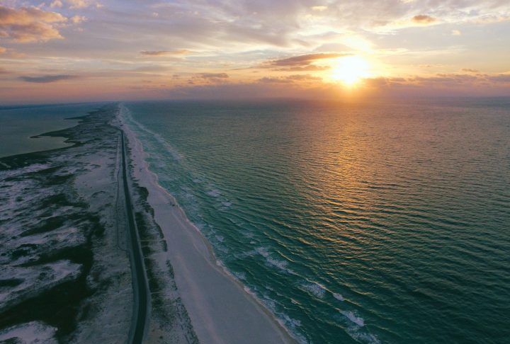 Um golfo é geralmente uma grande penetração oceânica na terra, frequentemente com uma abertura larga, como o Golfo do México, com dimensões que permitem a navegação em larga escala e ciclos complexos de marés.