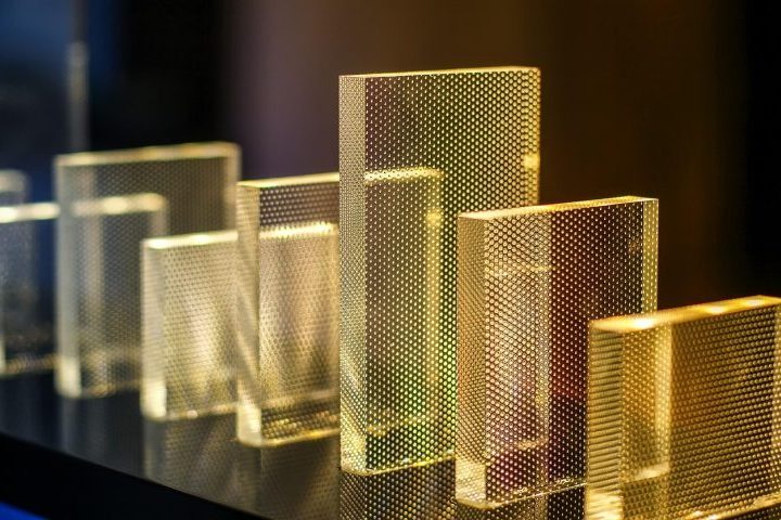 Quimicamente conhecido como polimetilmetacrilato (PMMA), ele destaca por sua alta transparência, que permite uma grande passagem de luz, além de apresentar boa resistência ao impacto e às condições climáticas adversas.