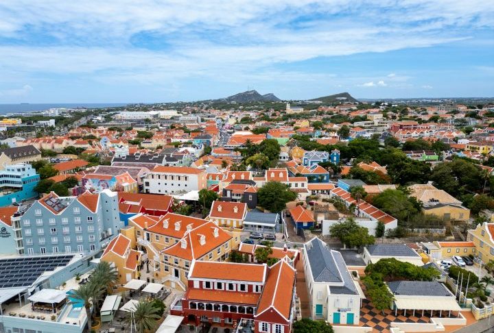 A ilha conta com diversas opÃ§Ãµes de conexÃ£o aÃ©rea para brasileiros. Durante o verÃ£o, por exemplo, a Azul opera voos sem escalas saindo de Belo Horizonte, enquanto no resto do ano a maneira mais fÃ¡cil para chegar a CuraÃ§ao Ã© pela Copa Airlines (via PanamÃ¡), ou pela Avianca (via BogotÃ¡). 